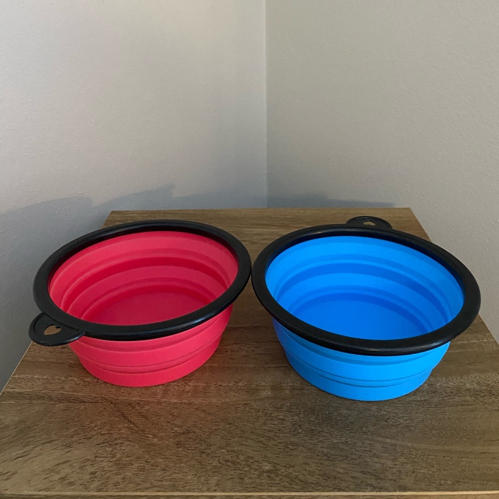 Set of two collapsible dog bowls